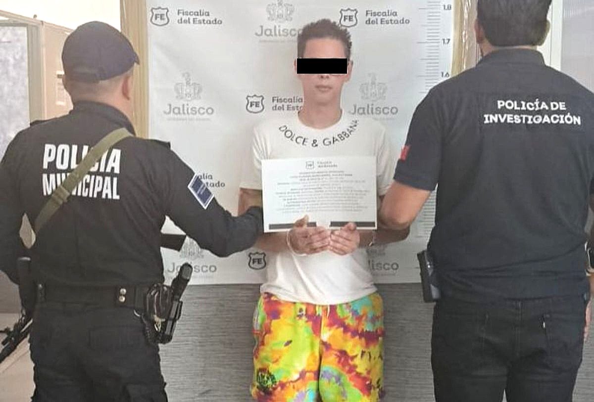 Detienen en Puerto Vallarta a Alex Marín, productor de cine para adultos, por trata y explotación de menor