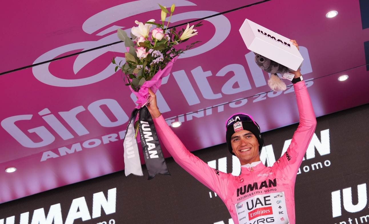 Isaac del Toro sigue líder del Giro tras ser segundo en la etapa reina; Carapaz y Yates lo siguen de cerca. Todo se decidirá en la etapa 20.