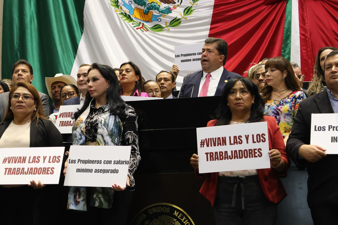 Diputados aprueban reforma que garantiza salario fijo a trabajadores “propineros” en México