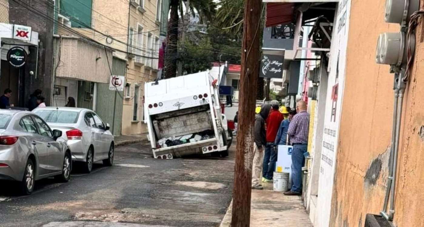 Camión cae en socavón recién reparado: la misma historia en la colonia Periodistas de Pachuca