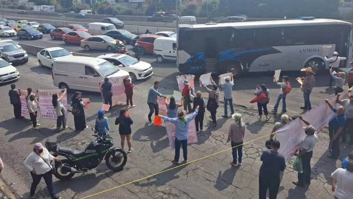Bloqueo en Periférico por protesta de vecinos de Azcapotzalco en Naucalpan; rechazan obra del Macro Libramiento