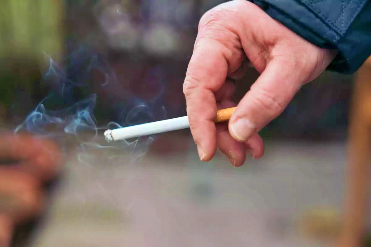 Aumentar impuestos al tabaco, medida más efectiva contra su consumo: jóvenes y especialistas