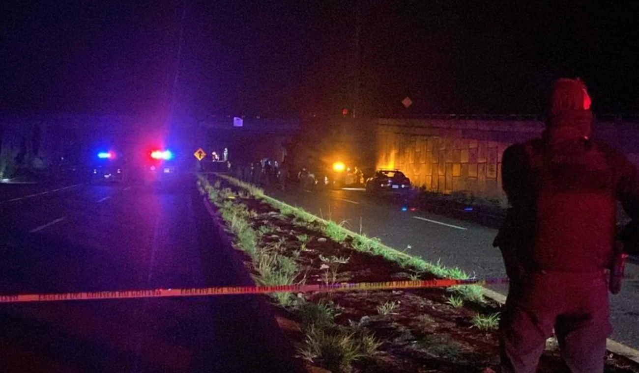 Hallan 20 cuerpos en Culiacán; 4 colgados en un puente y 16 dentro de una camioneta