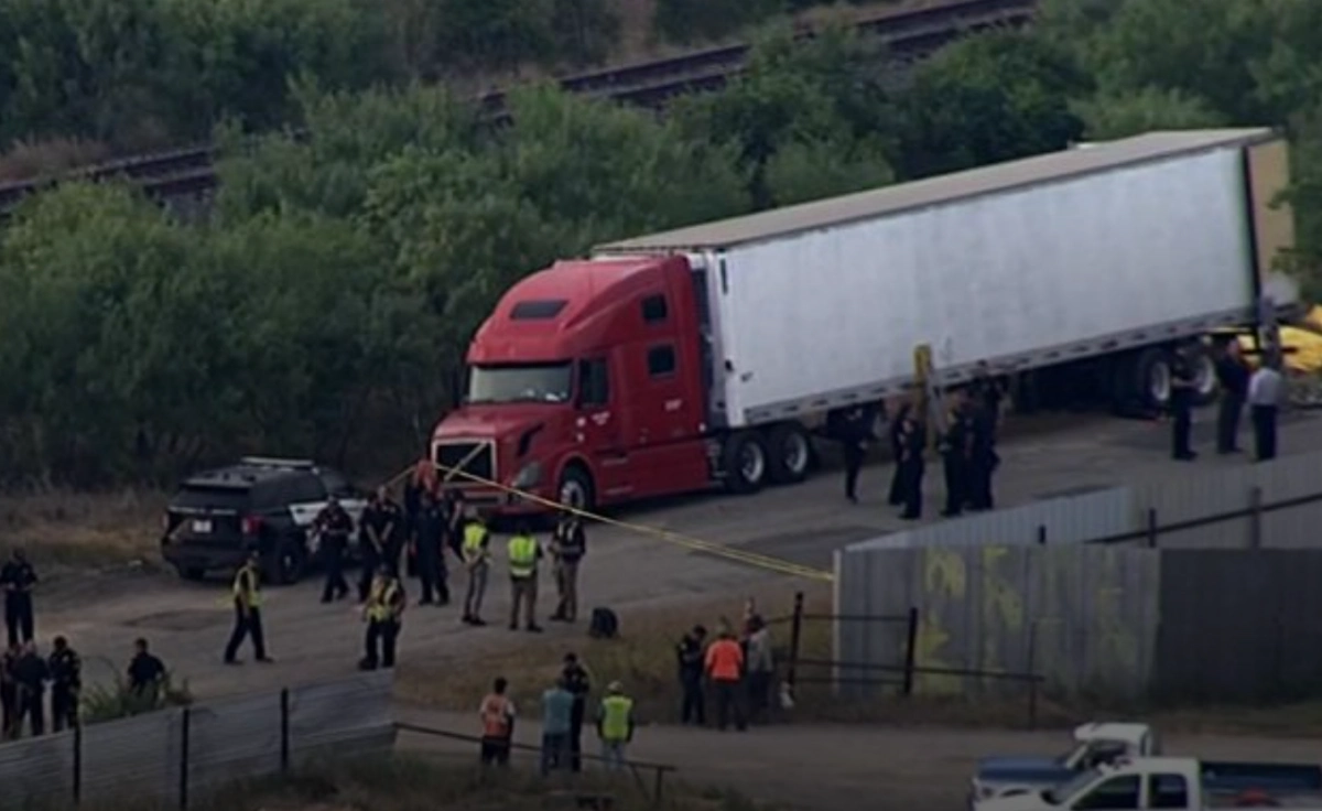 Policías y paramédicos junto a tráiler en Texas donde murieron migrantes por asfixia.