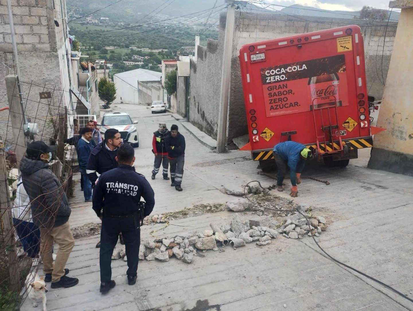 Camión de Coca-Cola choca contra casa en Mineral de la Reforma