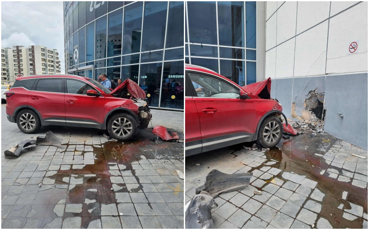 Camioneta se impacta contra muro en Galerías Pachuca