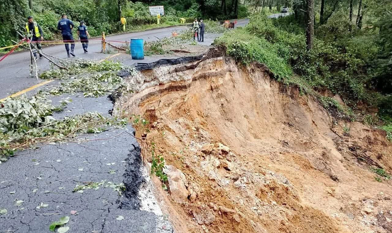 Deslave bloquea parcialmente la carretera Pachuca–Huejutla; restringen paso a vehículos pesados por lluvias