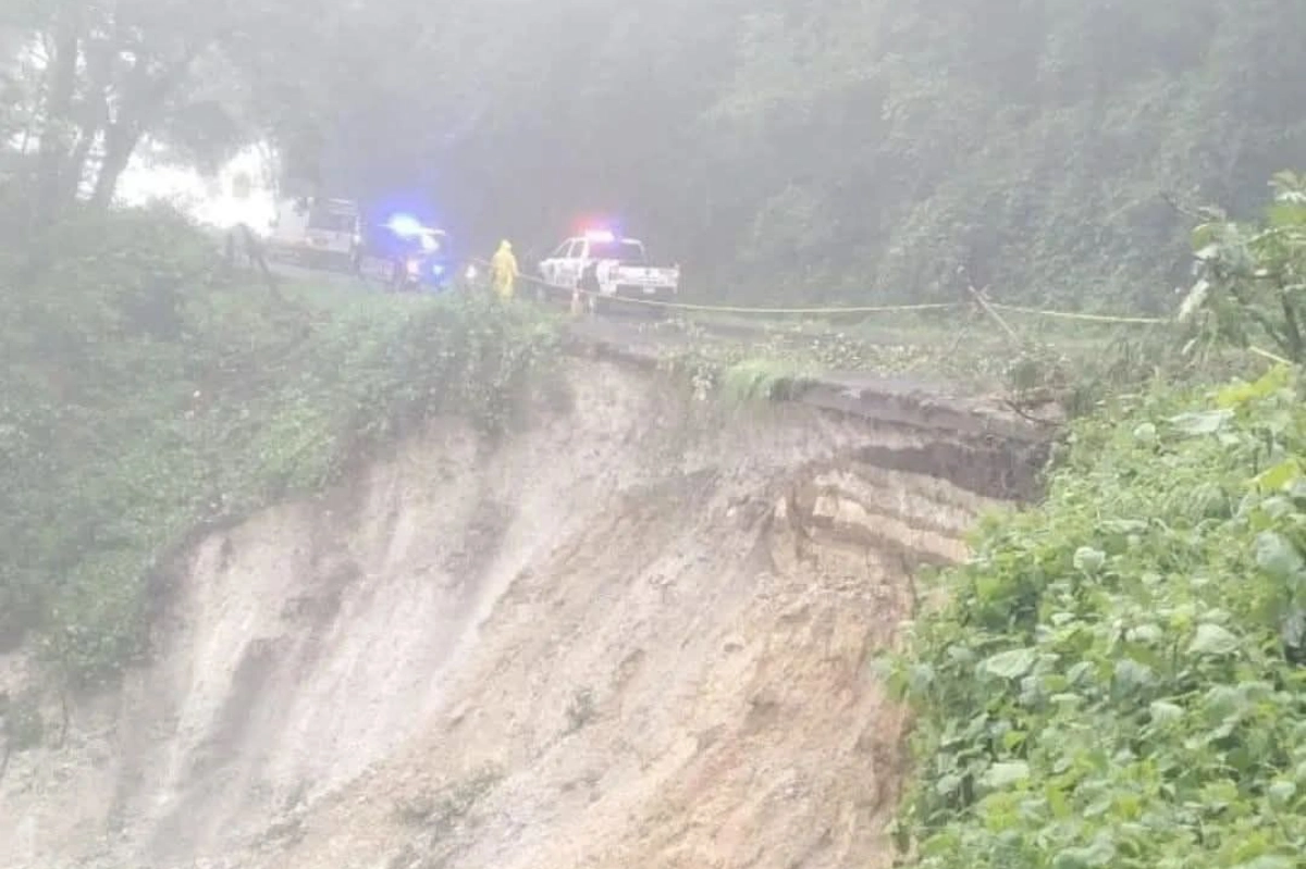 Deslave en carretera México–Tampico pone en riesgo la vía en Molango; alertan a automovilistas