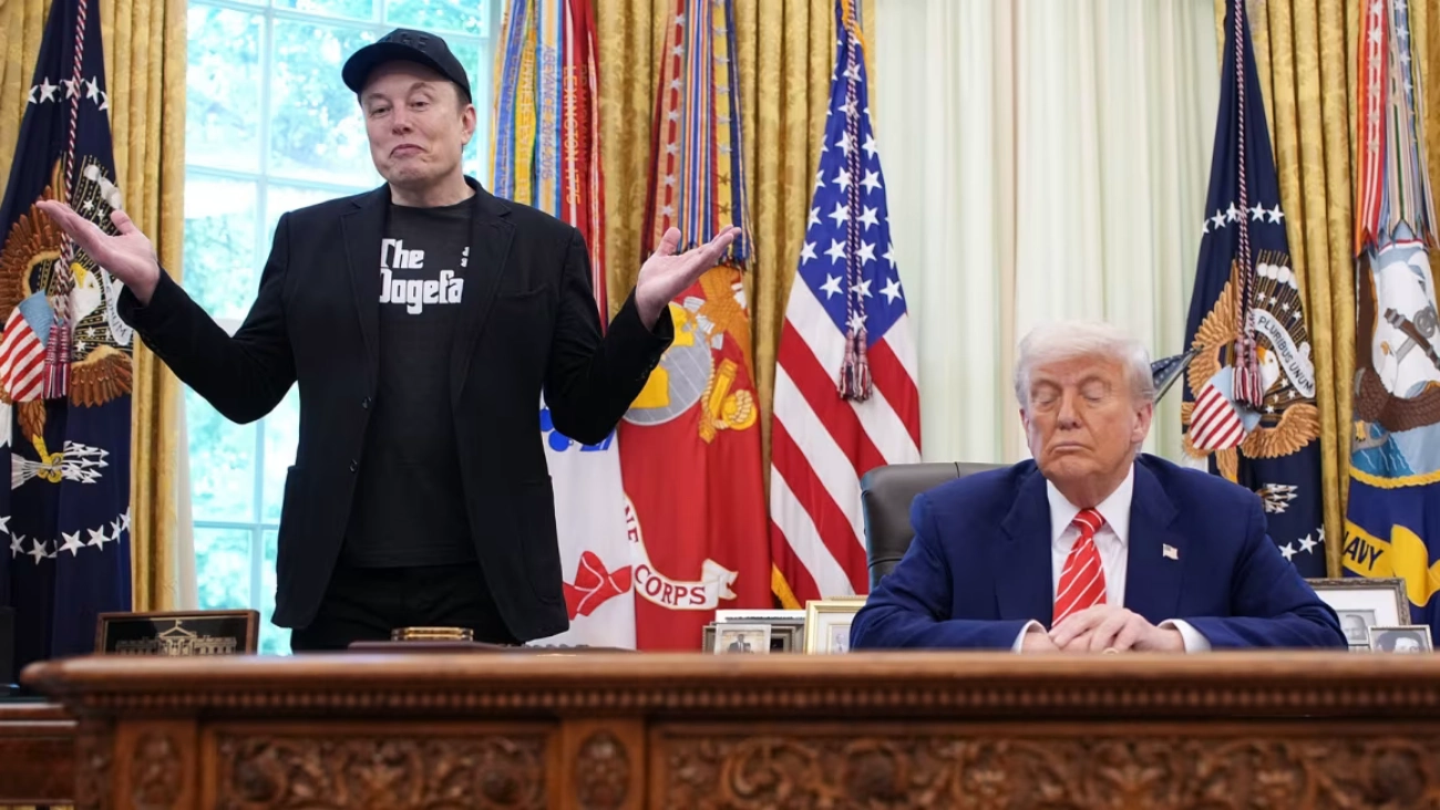 Elon Musk hablando durante un evento con Donal Trump en la Casa Blanca