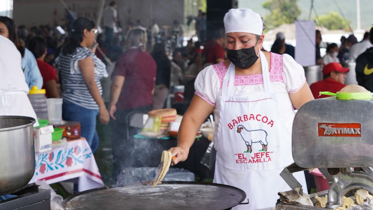 Productores de barbacoa del Valle del Mezquital participan en evento regional en Ixmiquilpan, Hidalgo.