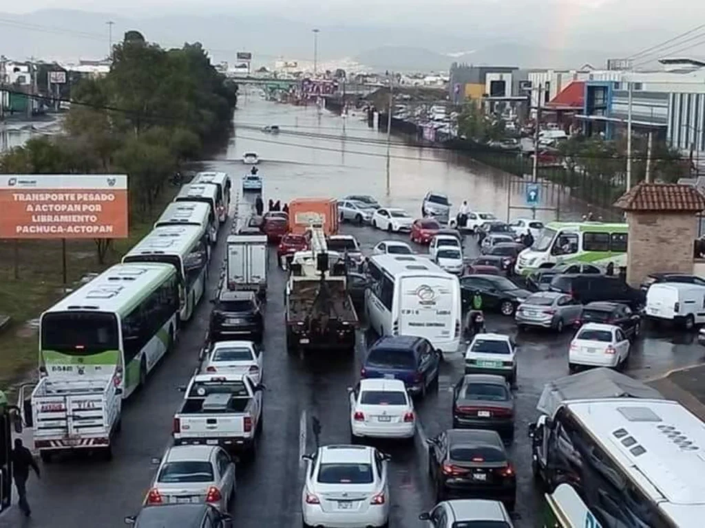 Julio Menchaca va contra Explanada Pachuca tras inundación en México-Pachuca; analizan sanciones y anuncian nuevas obras.