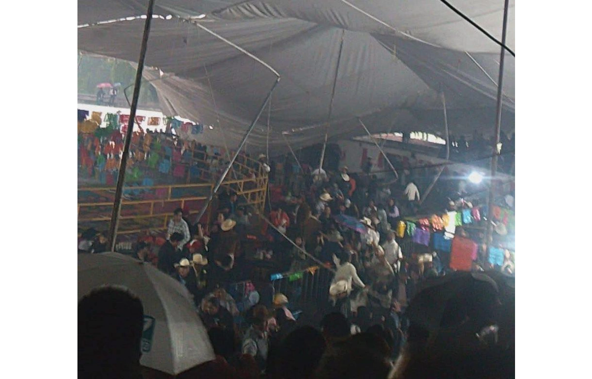 Video: Colapsa enlonado en jaripeo de la feria de San Salvador por lluvias