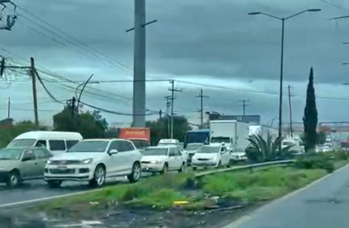 Más de 3 km de tráfico en la carretera Pachuca–Sahagún por baches e inundaciones. Denuncian abandono de autoridades.