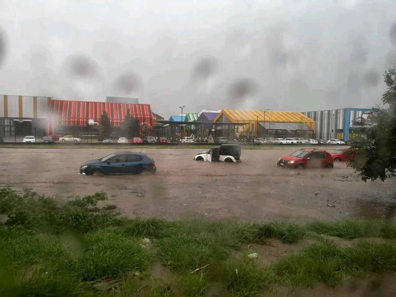 Lluvias en Pachuca provocan inundaciones en Mineral de la Reforma; carretera México–Pachuca colapsada y tráfico detenido.
