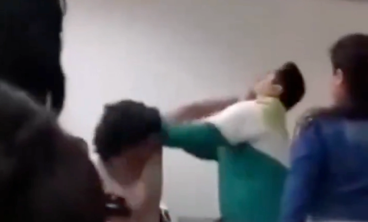 Video: alumno noquea a su maestro por burlas en universidad de Tulancingo