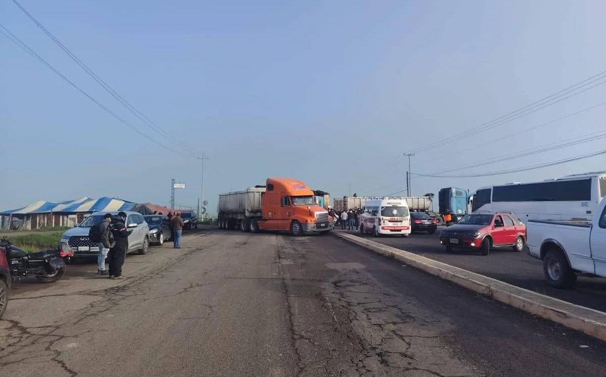 Bloqueo en carretera a Villa de Tezontepec por protesta de habitantes