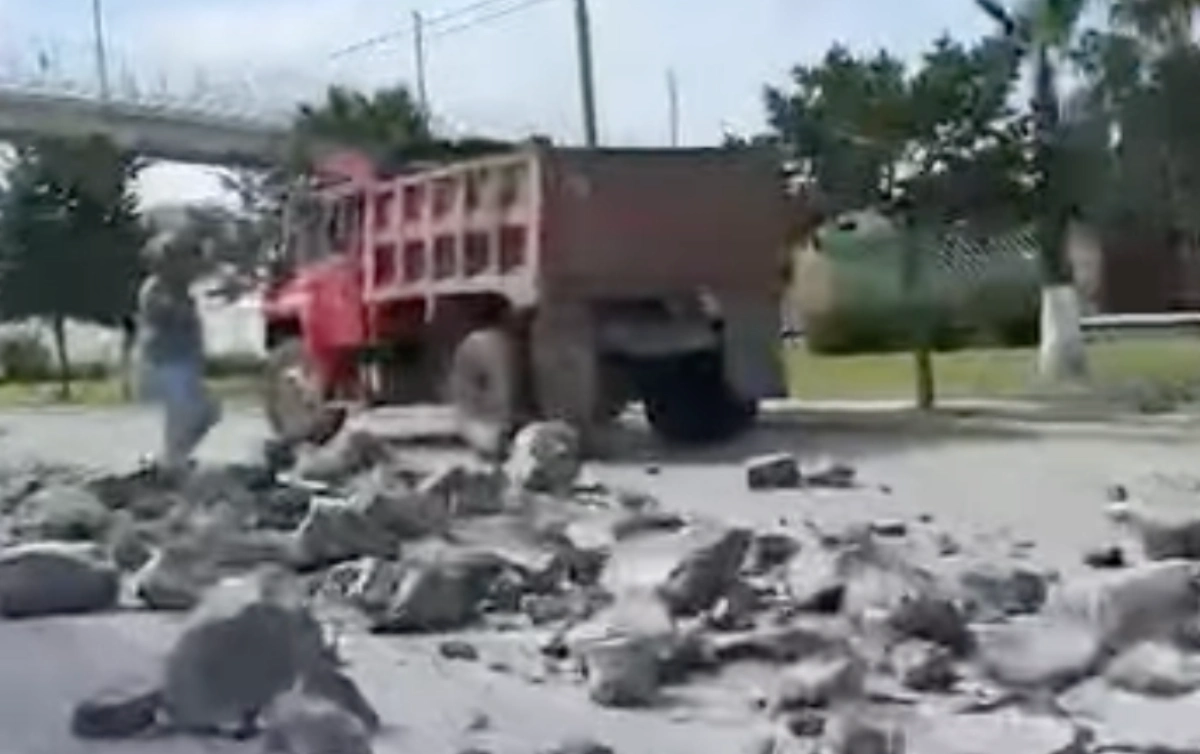 Camión de materiales provoca caos vial sobre el bulevar Colosio en Pachuca