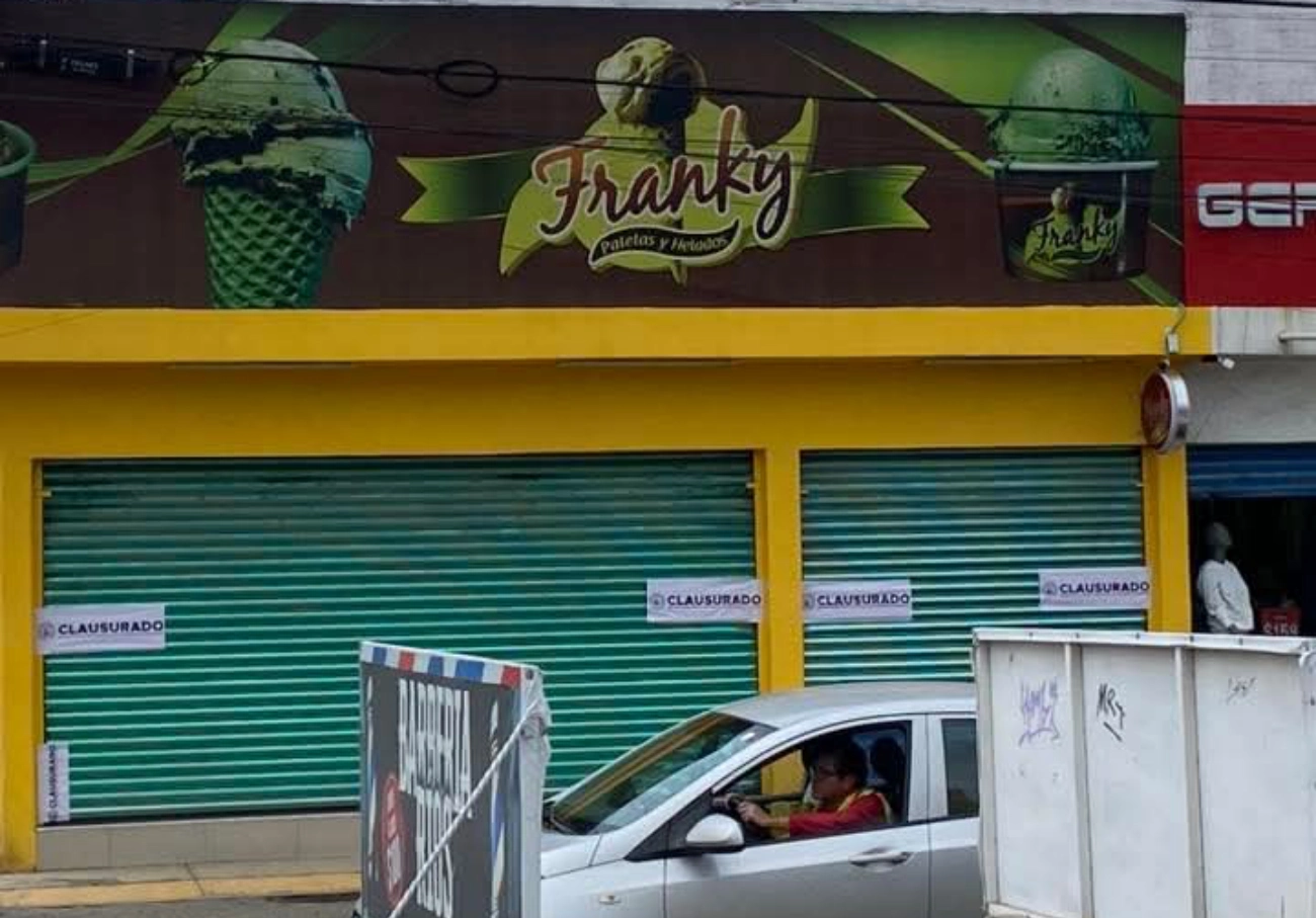 Sucursal de paleterías Franky clausurada con sellos oficiales en Camino a Providencia, Pachuca.