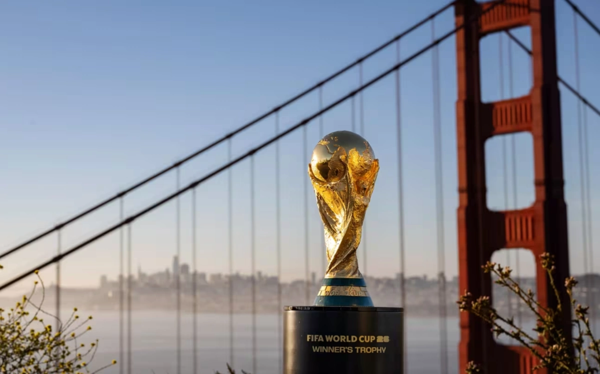 Trofeo de la Copa Mundial de la FIFA 2026 frente al puente Golden Gate en San Francisco.