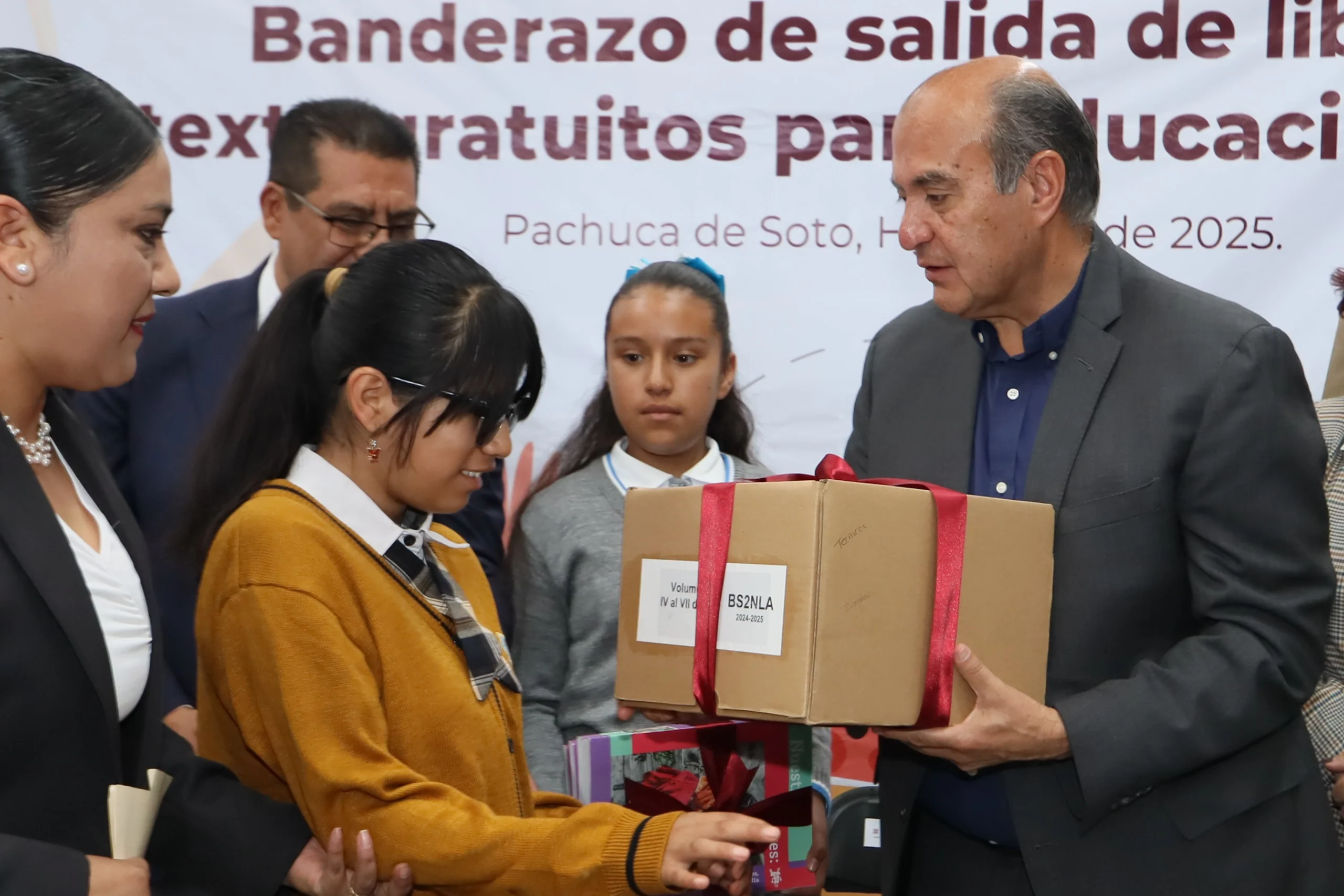 Castrejón da banderazo a distribución de más de 4 millones de libros de texto gratuitos en Hidalgo