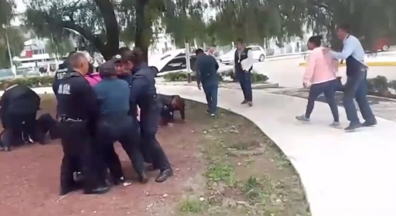 Policía retira con violencia a vendedoras ambulantes frente al ICSA en Tlaxiaca.