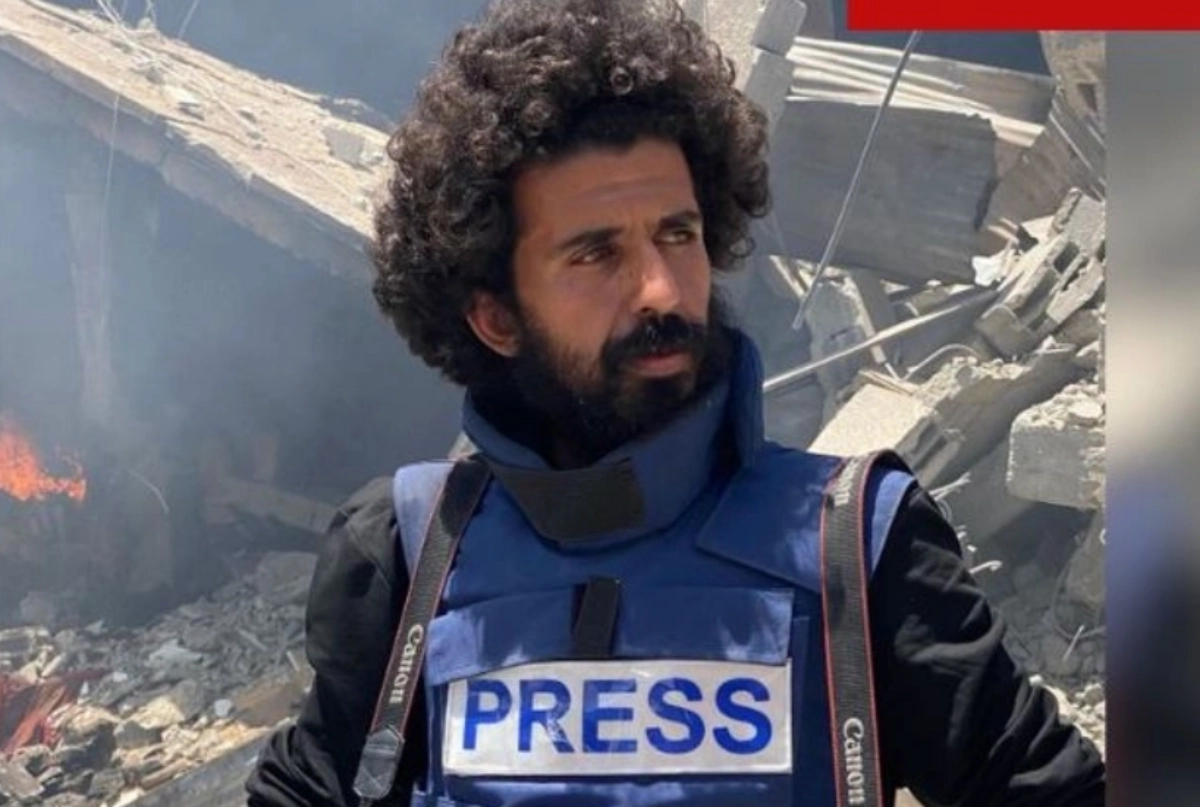 Reporteros trabajando en Gaza en medio de zonas devastadas por ataques.
