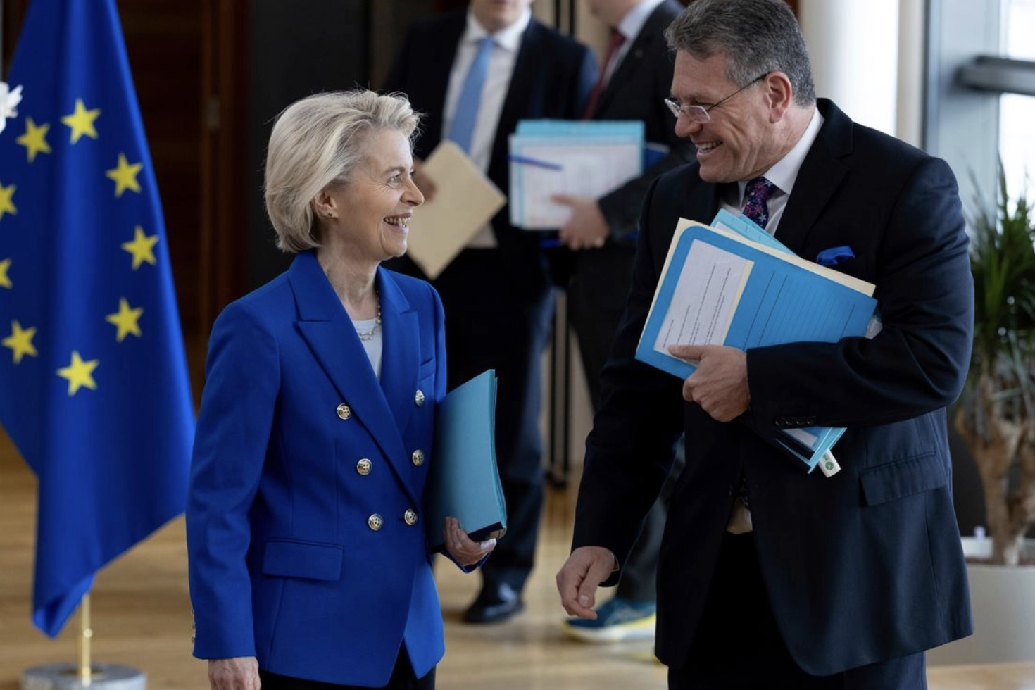 Presidenta de la Comisión Europea, Ursula von der Leyen, sonríe durante un encuentro con un funcionario de la UE en Bruselas.