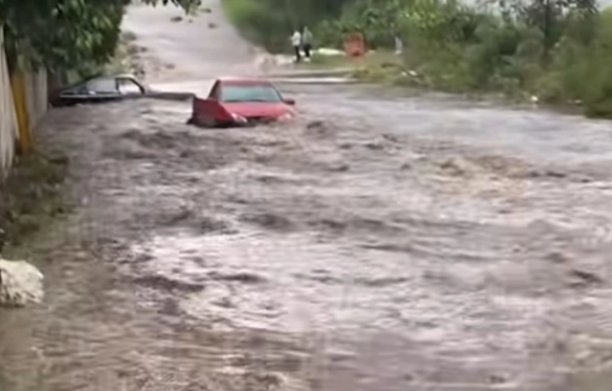 Fuertes lluvias provocan tromba en Tezontepec; canal de Achichilco se desborda, hay calles inundadas y cierre del balneario El Huemac.