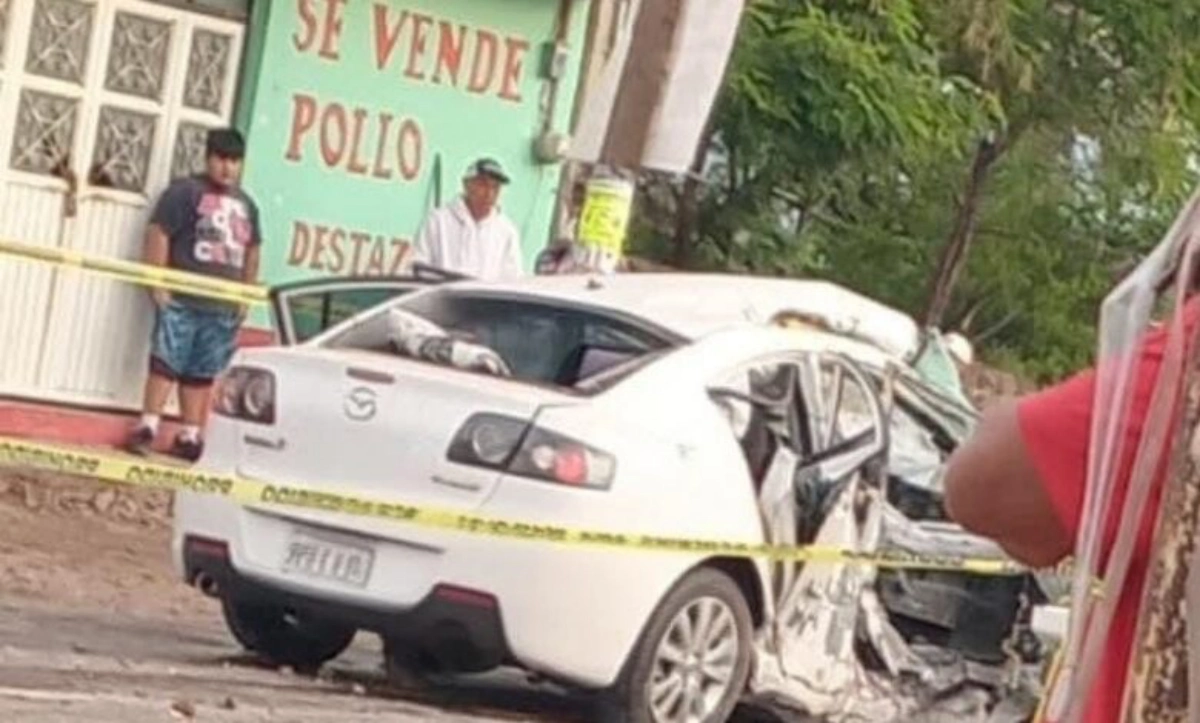 Accidente fatal en Tecozautla: dos jóvenes murieron tras chocar contra un poste.
