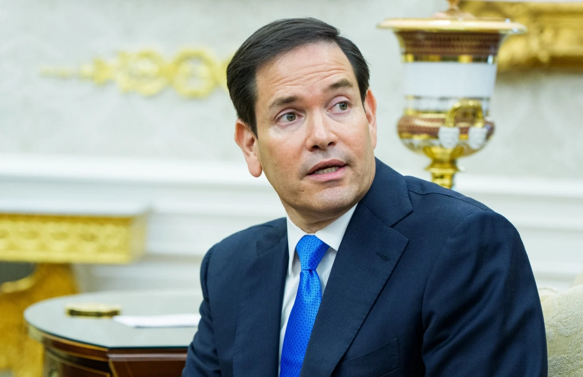 Oficial migratorio revisando pasaportes en aeropuerto de Estados Unidos