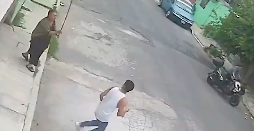 VIDEO: Abuelita defiende a su nieto y frustra robo en Valle de Chalco