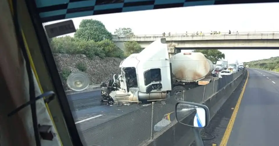 VIDEO: Cierre en el Arco Norte por volcadura de una pipa que derramó aceite en Tula
