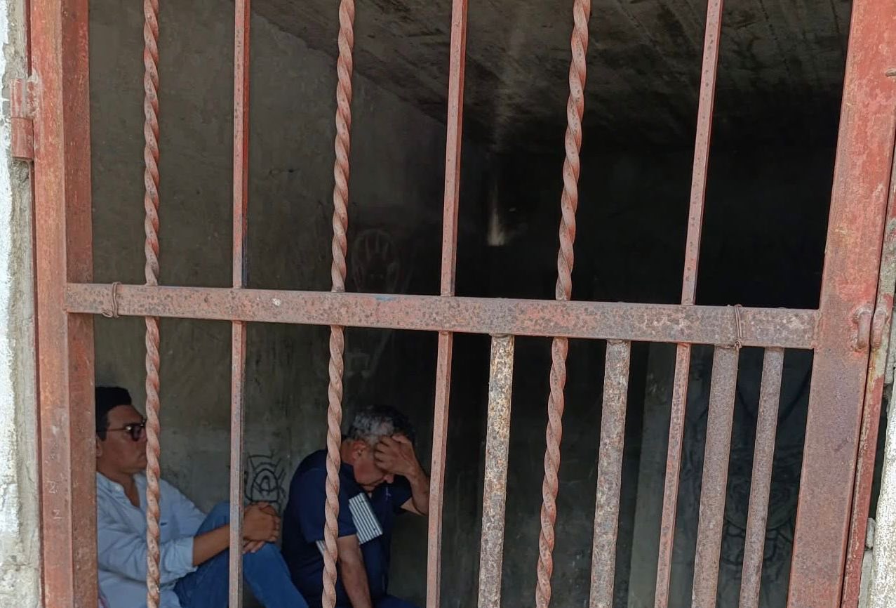 Prometieron carretera… y entregaron baches: vecinos retienen a funcionarios en Santa Cruz, Huejutla