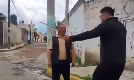 En una nueva riña causada por un incidente vial, un joven golpeó en el rostro a un adulto mayor que circulaba por la colonia Ampliación Santa Julia, en Pachuca, Hidalgo.