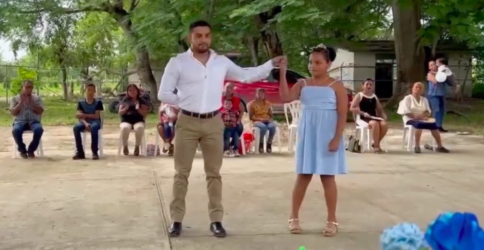 “Pudo no hacer nada, pero lo hizo todo”: maestro de Huejutla conmueve al organizar graduación a una sola alumna