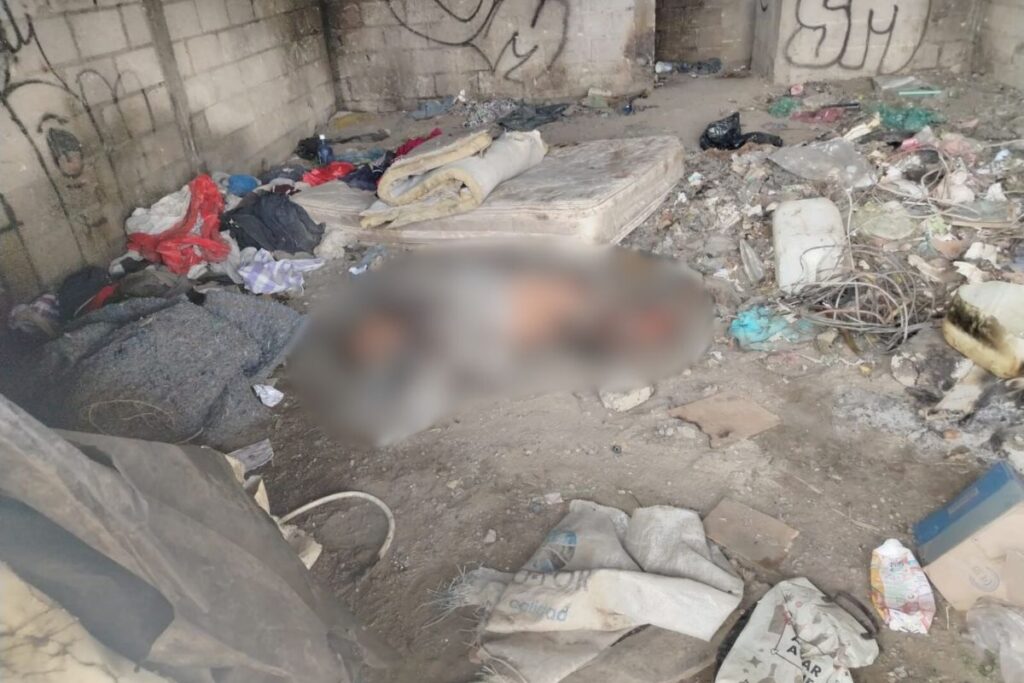 Hallan sin vida a hombre en situación de calle dentro de casa en Pachuca; investigan posible crimen violento