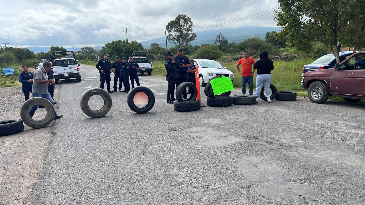 Entre baches y promesas, en Huichapan bloquean carretera para exigir su reparación