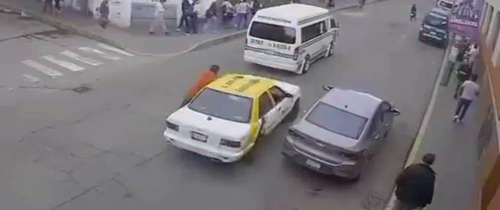 Taxista embiste a inspector de transporte en Tulancingo para evadir operativo