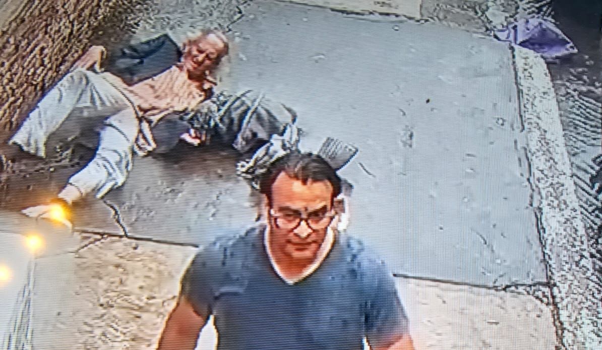 VIDEO: Hombre golpea a abuelito en situación de calle en Morelia; exigen investigación