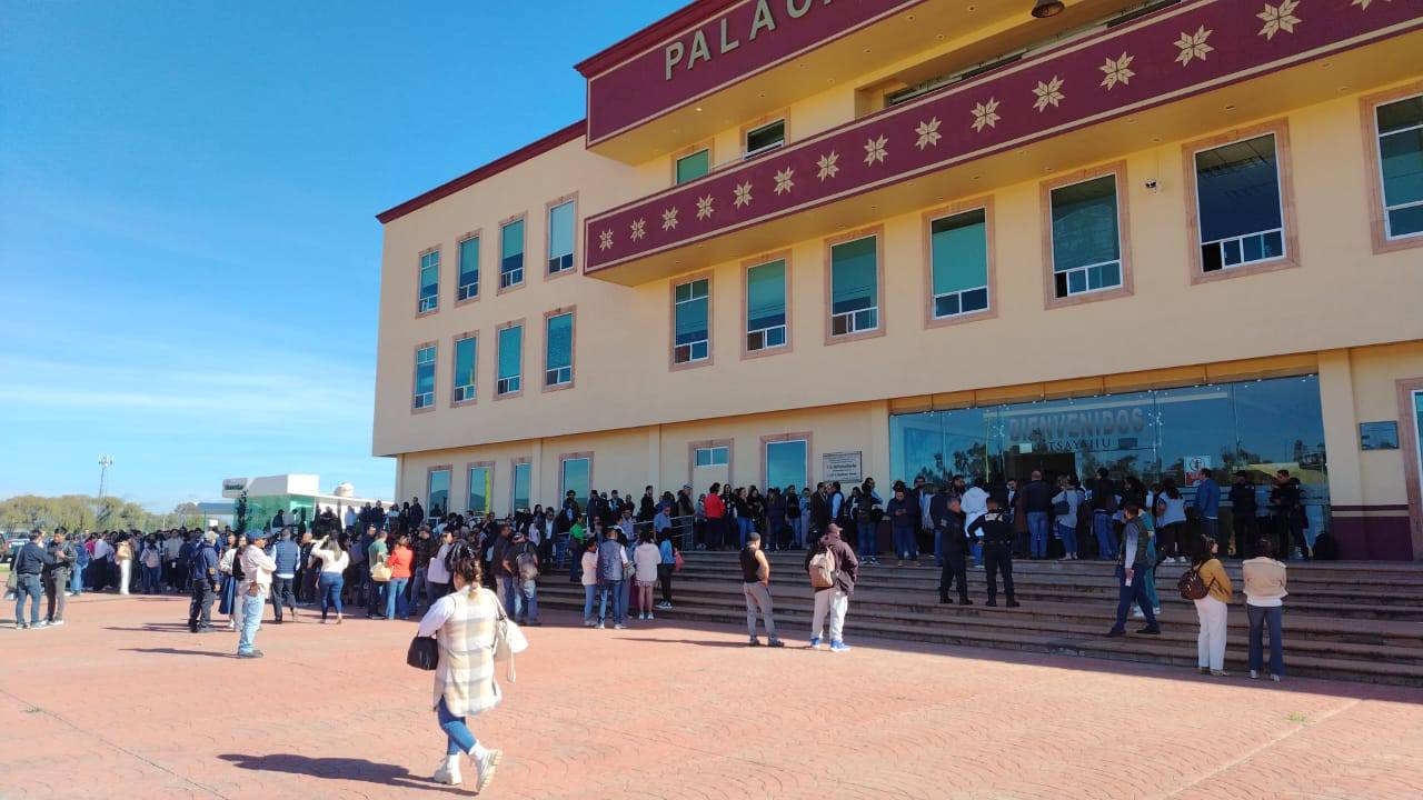 Habitantes de Alamoxtitla exigen a alcaldesa de Tulancingo reparación de calles en mal estado