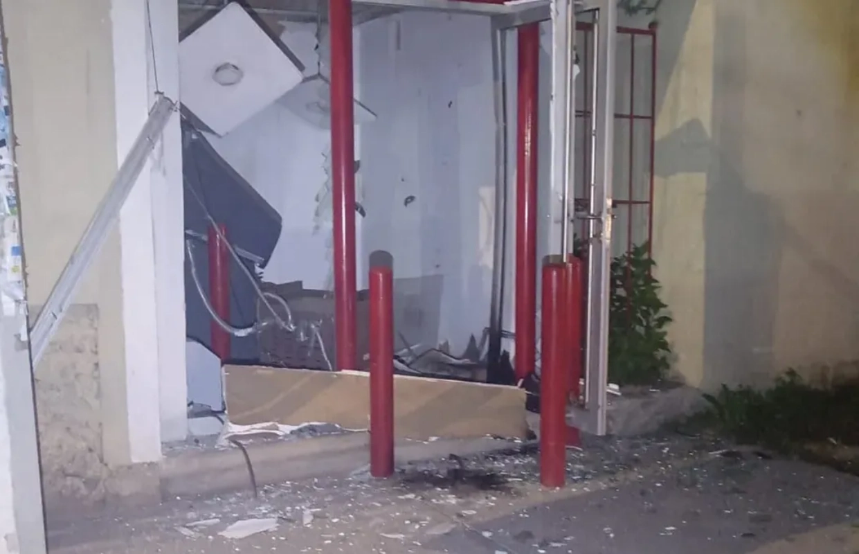 Daños en el cajero automático de Banorte en la colonia Jardines del Sur, Tulancingo, tras el ataque con explosivo.