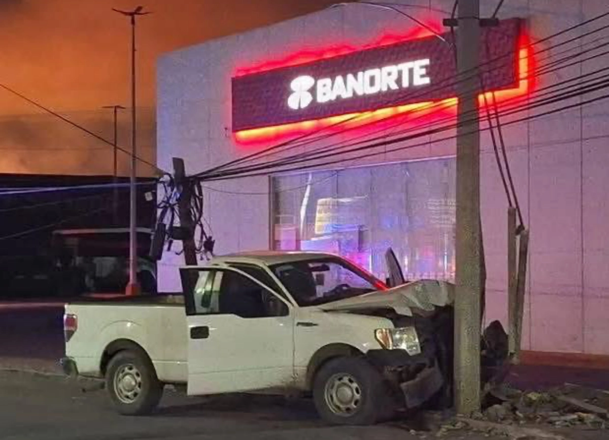 Camioneta se impacta contra dos postes en Tula y provoca apagón en El Salitre