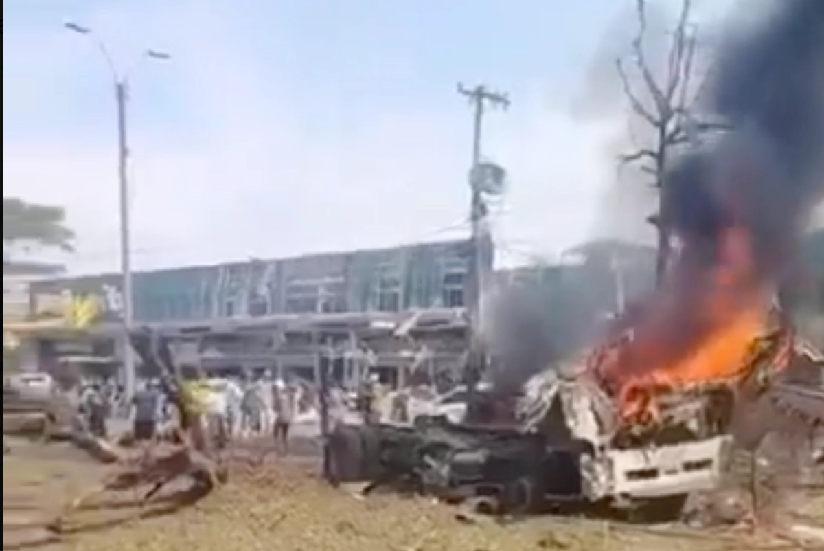 Colombia sufre dos ataques simultáneos: un helicóptero policial derribado en Antioquia y una bomba en Cali dejan al menos 13 muertos y varios heridos.