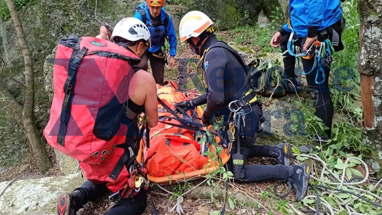 Rescatistas equipados con arneses y cascos aseguran un cuerpo en una camilla especial tras accidente de rapel en Mineral del Chico.