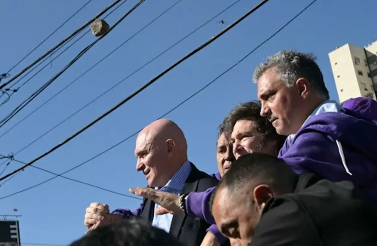 Caravana presidencial de Milei atacada con piedras en Lomas de Zamora