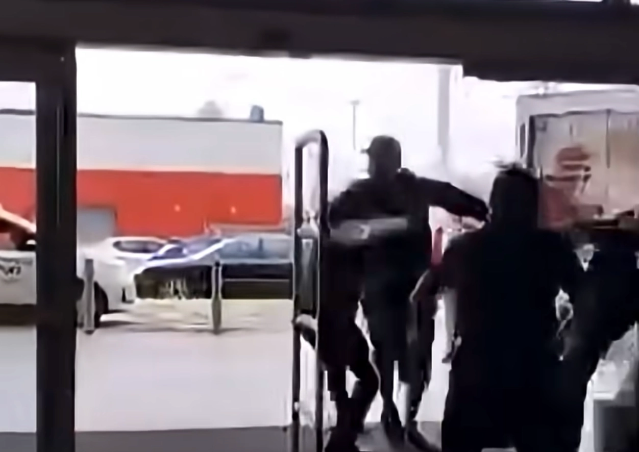 Dos presuntos farderos protagonizan una pelea con guardias en Soriana Tutelar Pachuca; uno escapa y otro es detenido mientras crece la alerta social.