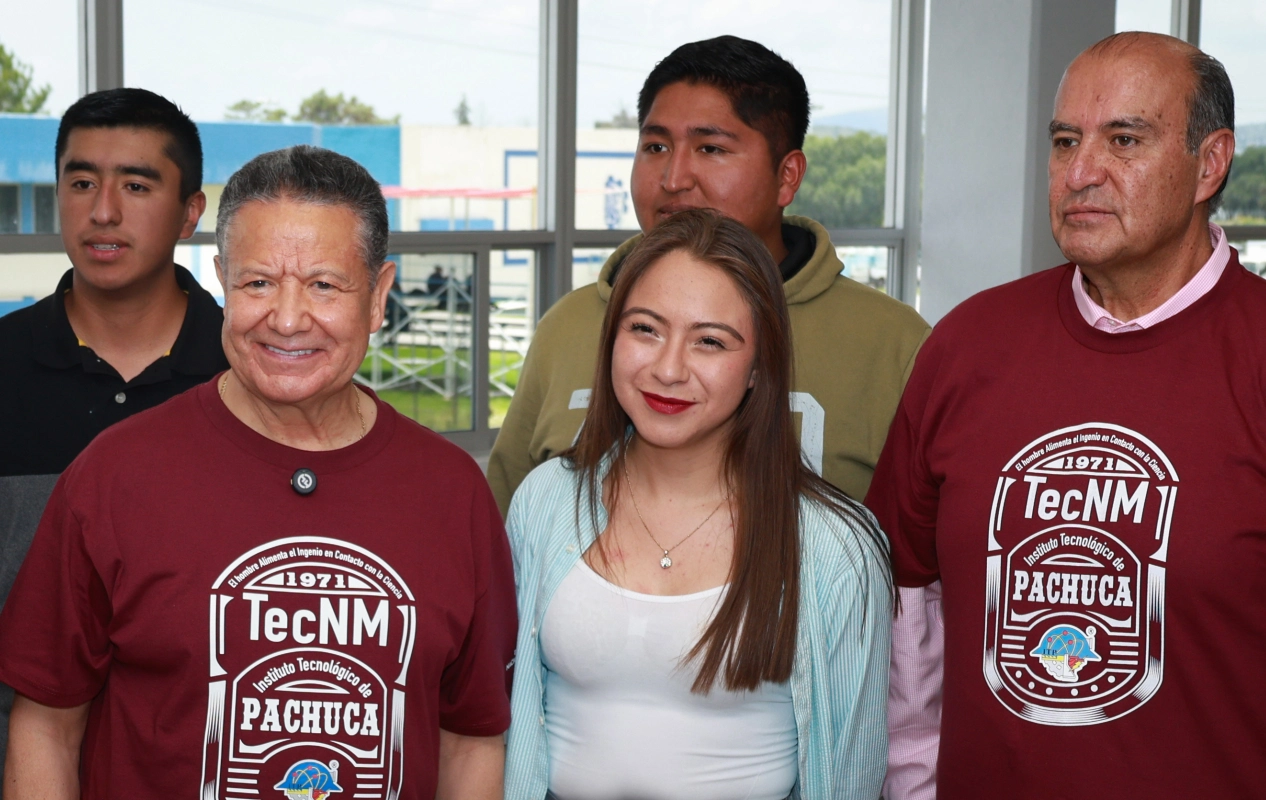 Autoridades y estudiantes del Tecnológico de Pachuca en la inauguración de la nueva unidad académica para Ingeniería Civil y Arquitectura.