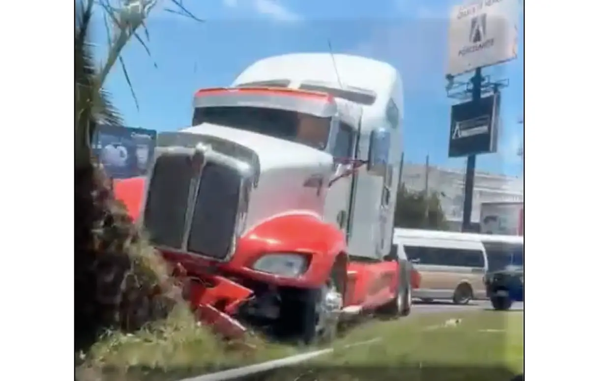 VIDEO: Tráiler se estrella en la Bajada de San José, en Tulancingo