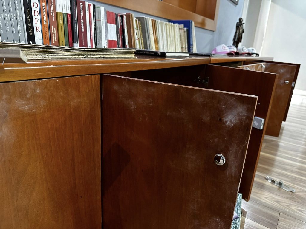 El presidente del PRI Hidalgo, Marco Mendoza Bustamante, denunció que personas ingresaron de forma violenta a sus oficinas en la sede del partido, la madrugada de este jueves 21 de agosto.