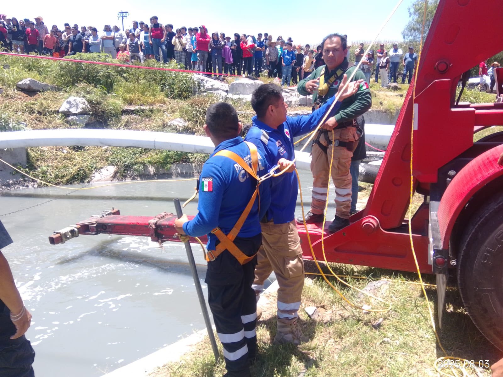 Hallan sin vida a niño de 8 años que fue arrastrado por canal de aguas negras en Tezontepec